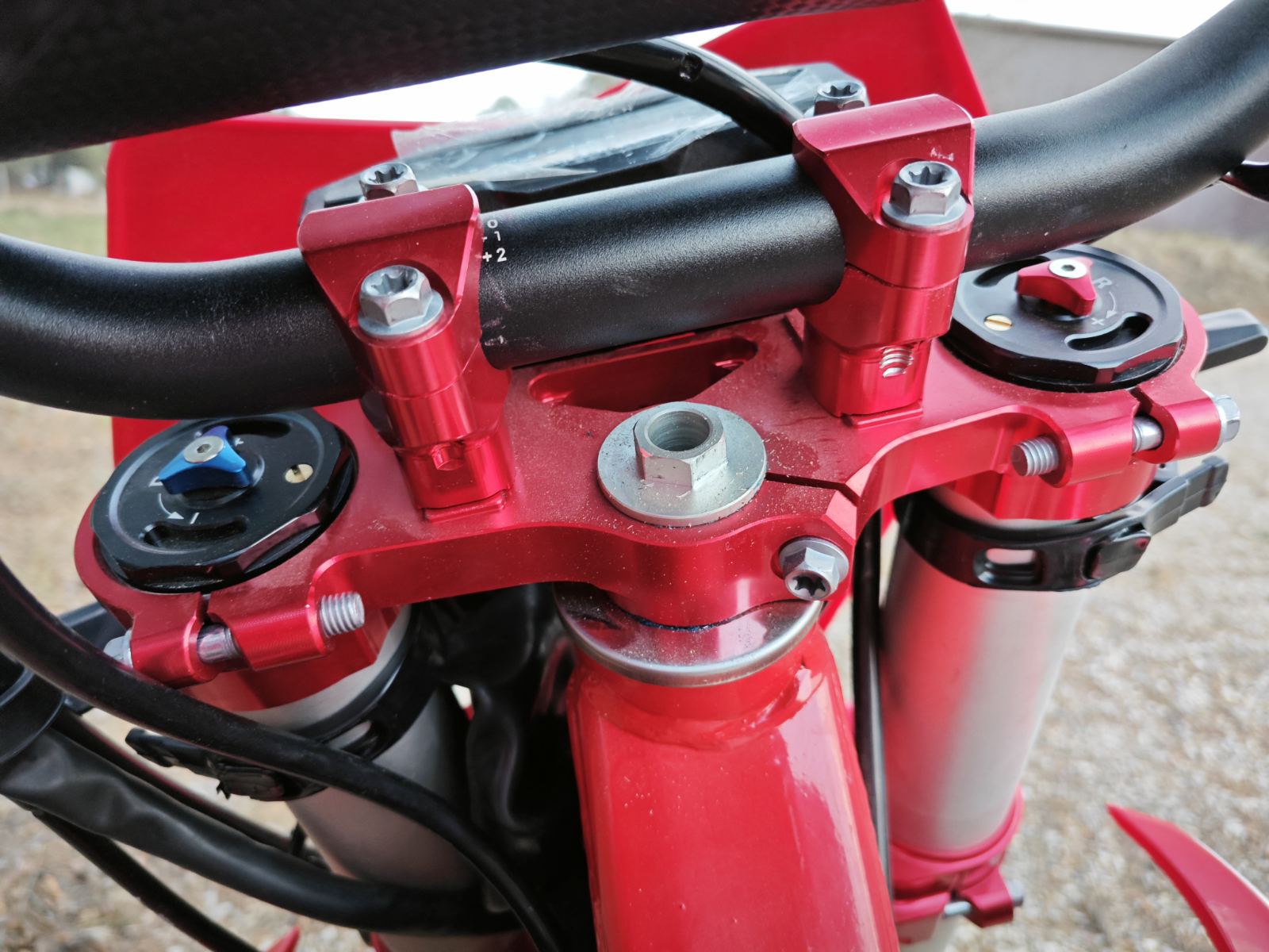  Holeshot Red Edition (4 valves)