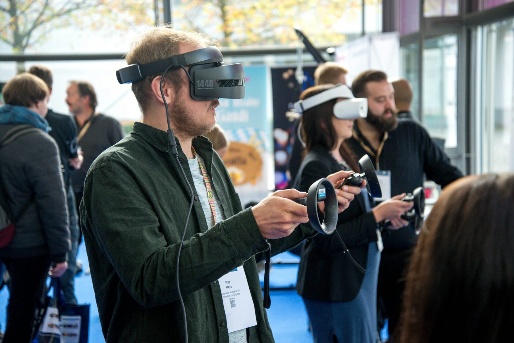 Друзья играют вместе в VR-очках