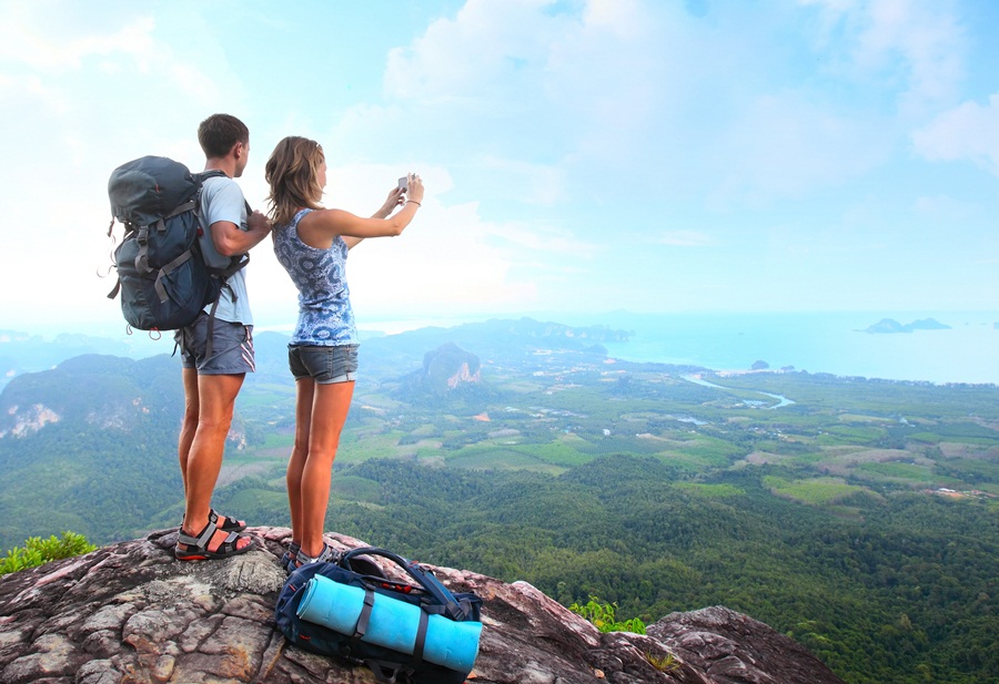 С теми туризм. Hiking man. Турист. Туризм семья. Девушка путешественница эстетика.