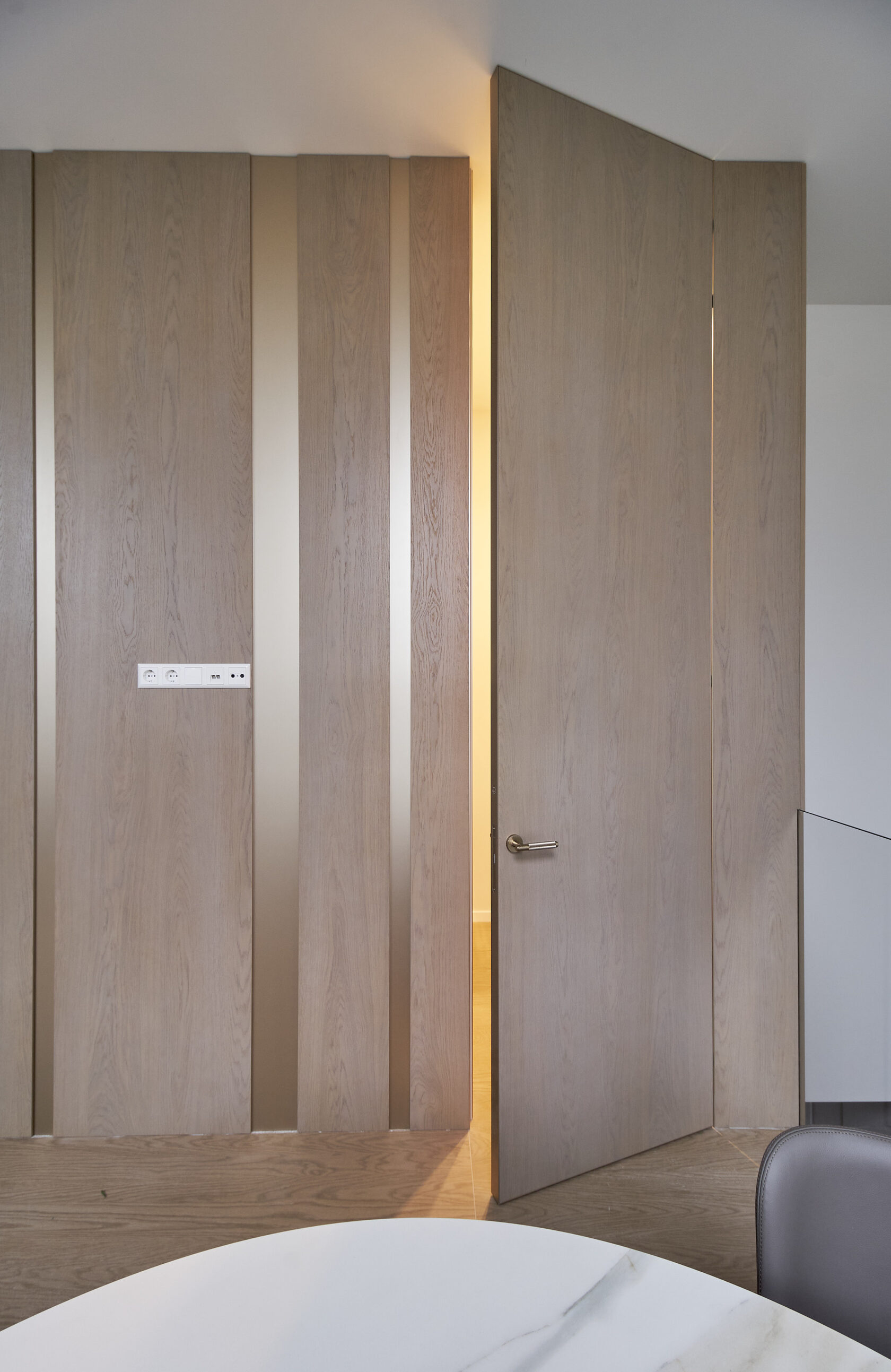 Открытая дверь Flashdoors в шпонированной стене