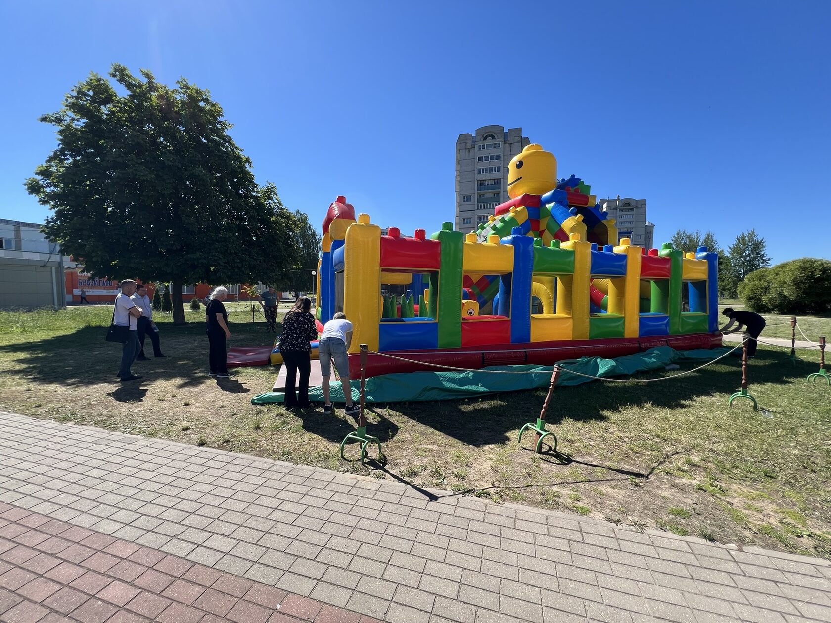 Надувной батут-лабиринт в виде LEGO