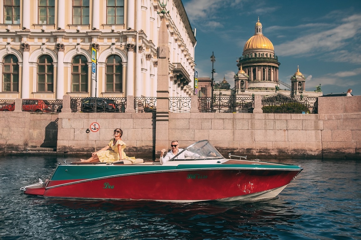 Катер по рекам и каналам спб. Теплоход Венеция. Катер Венеция. Прогулки на катере в Санкт-Петербурге. Катер по Неве в Санкт-Петербурге.