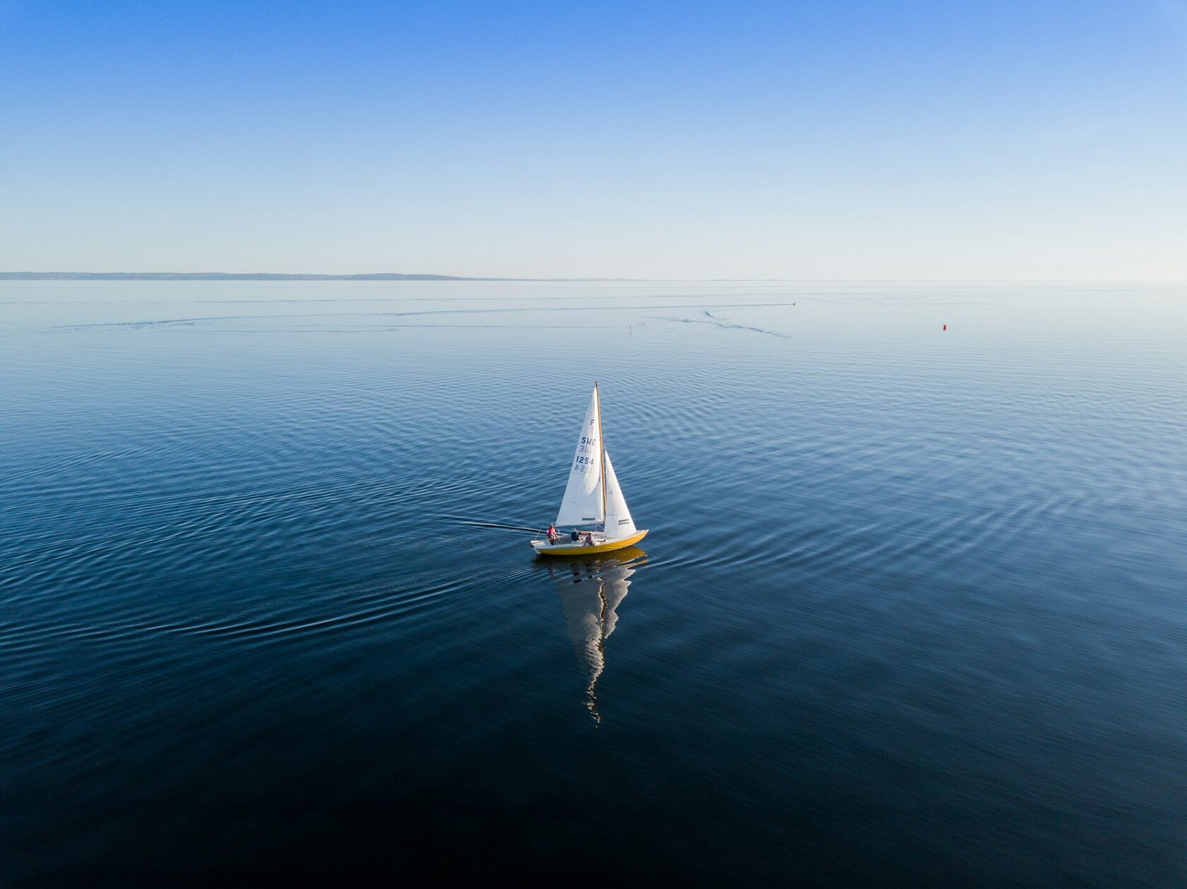 Парусник в открытом море