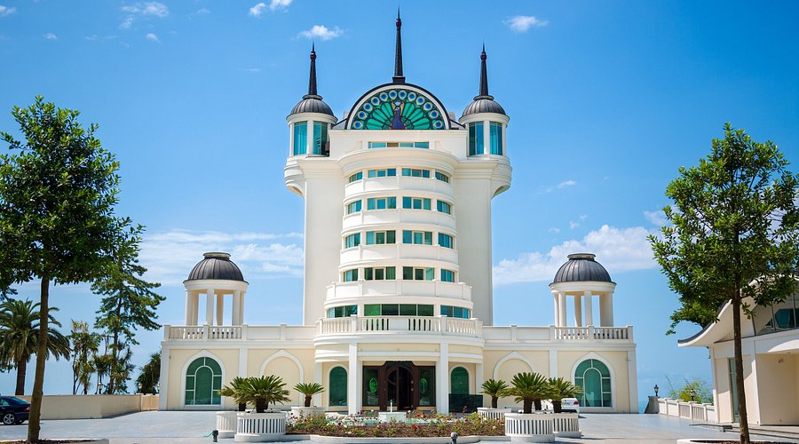 Castello Mare Hotel & Wellness Resort 5* в Цихисдзири — терраса и бассейн у моря
