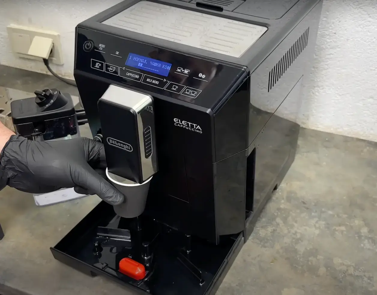 Дренажное отверстие в поддоне кофемашины De'Longhi