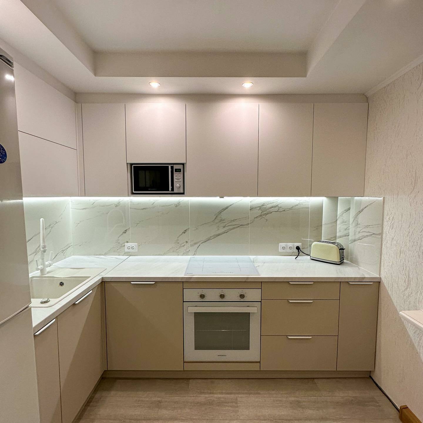 Кухня в бежевых тонах