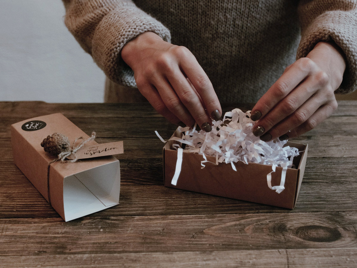 Бумажный наполнитель для подарков: как выбрать и как сделать своими руками?