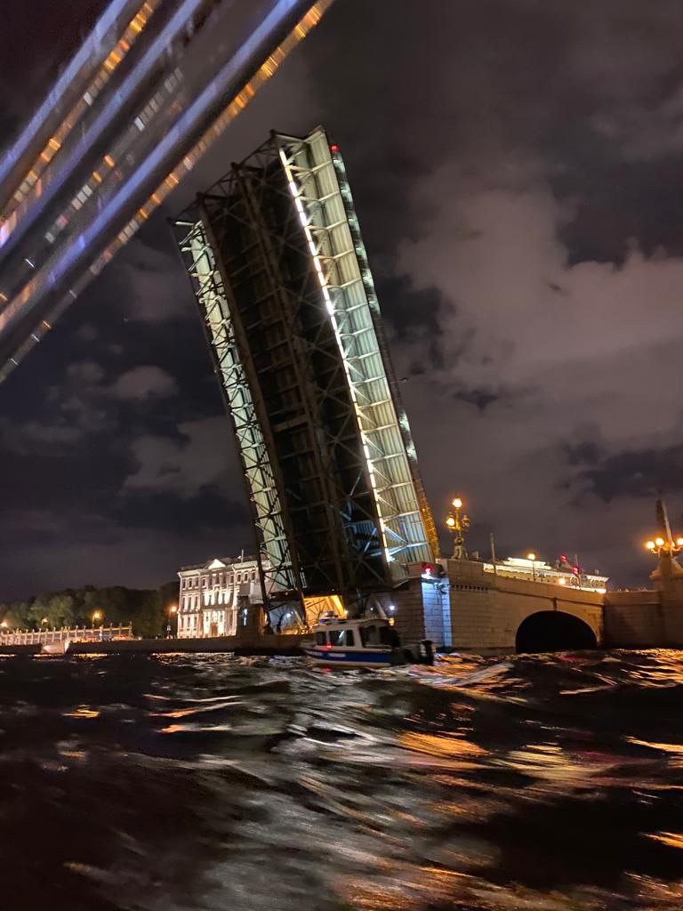 Ночные водные экскурсии по Неве в Санкт-Петербурге