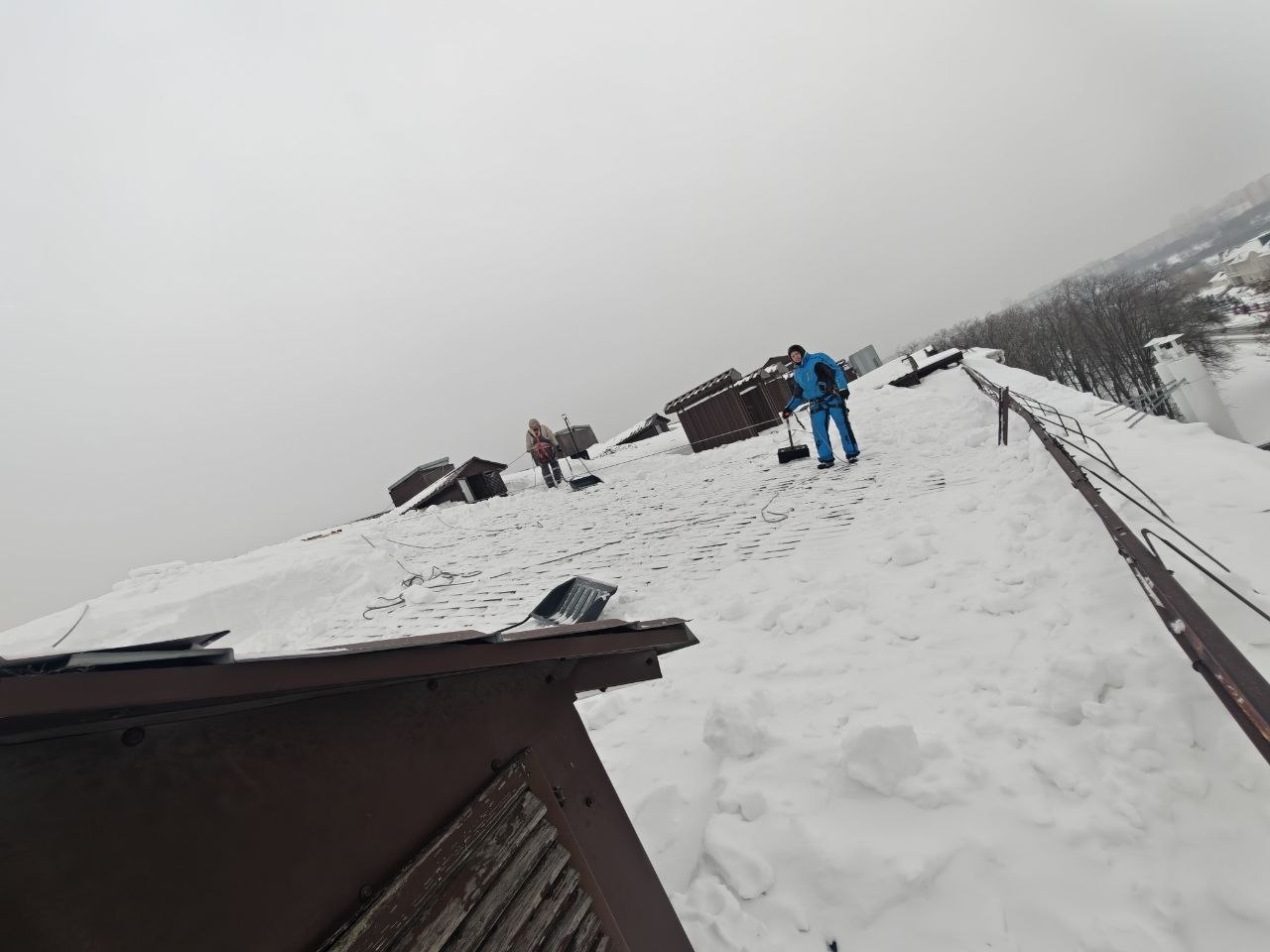 Чистка кровли от снега и наледи