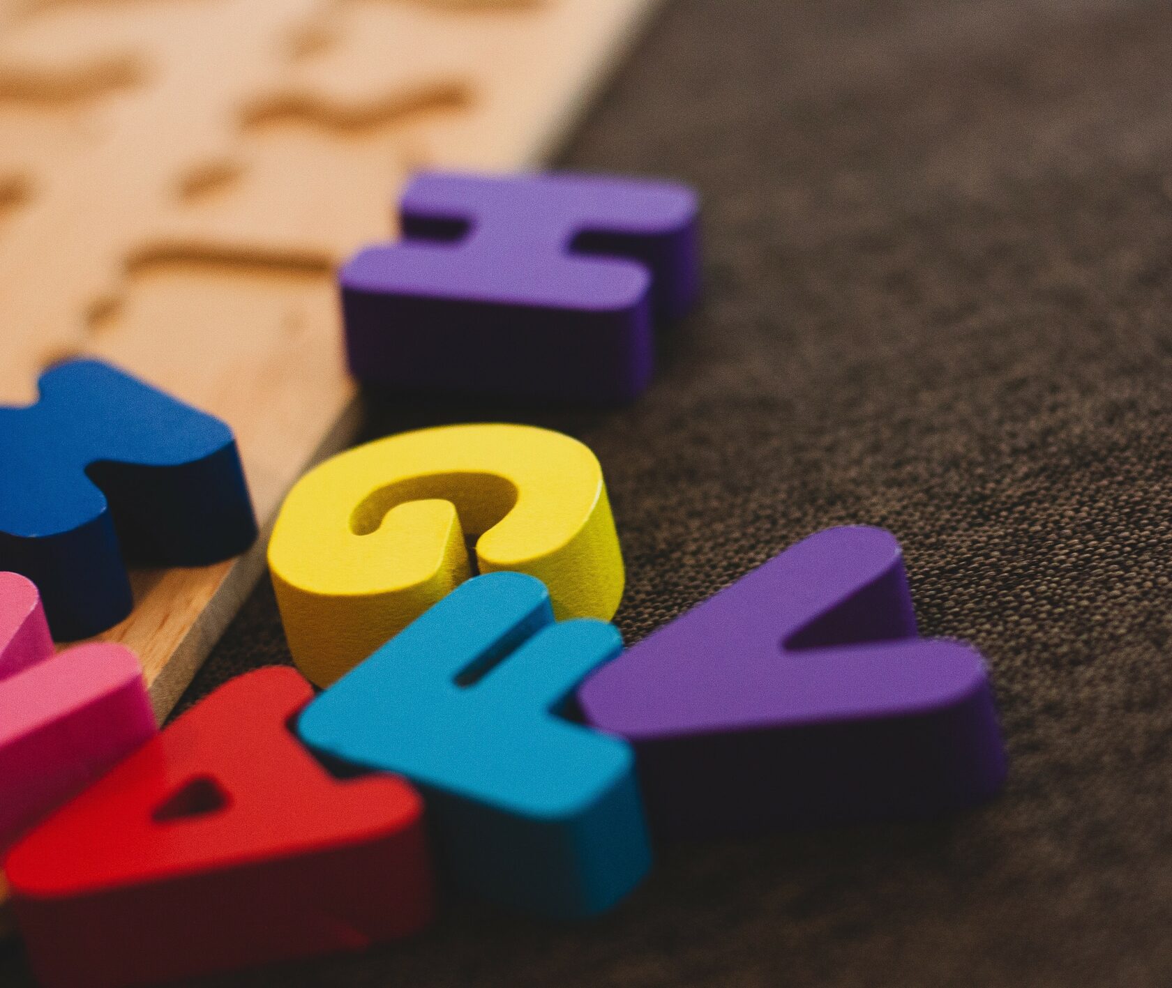 Listening puzzle. Raised Letters Construction. Linking.
