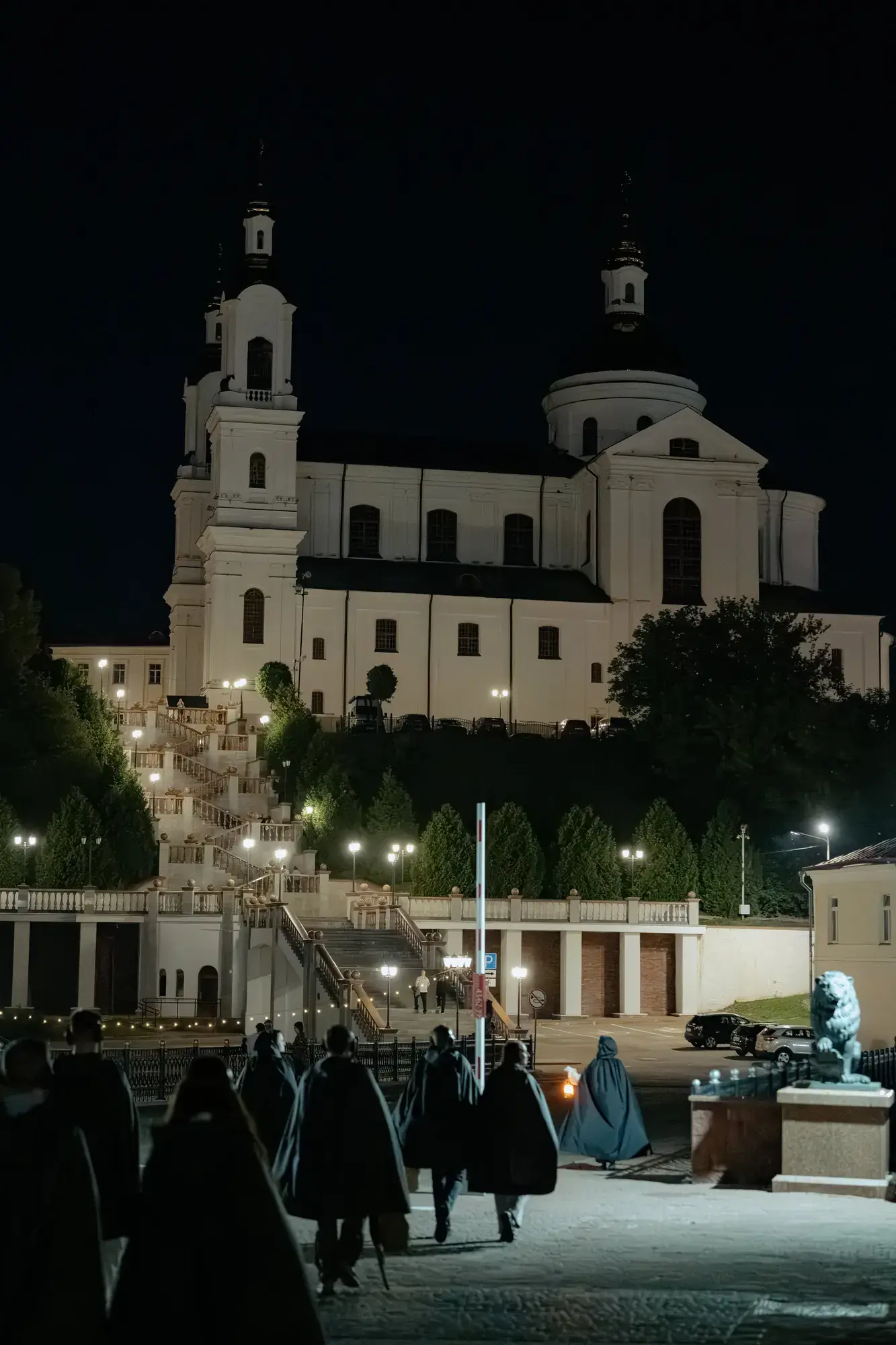 Свято-Успенский собор и лестница на Успенской горке, внизу — группа в плащах